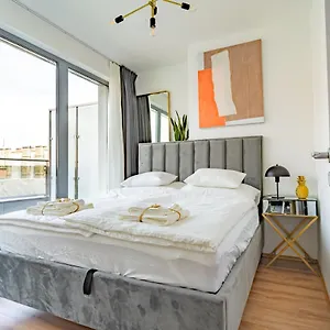  Apartament ~ Roof Terrace/ac/indoor Parking